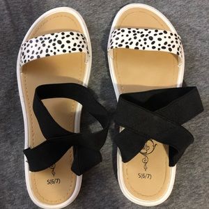 Sandals color black and white size 6